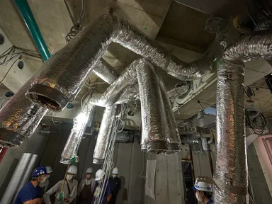 厨房用、焼台用、客席用とそれぞれに専用の給排気を確保