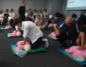 東京防災救急協会の指導により、上級救命講習で実技を学ぶ学生たち(2019年度の様子)