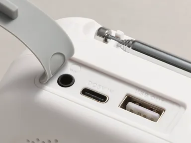 各種端子(左から) ・ヘッドホン端子 ・入力端子(USB TypeC) ・出力端子(USB TypeA)