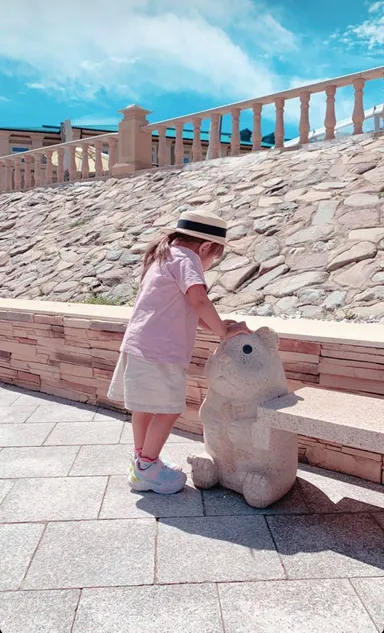 首都ウランバートル郊外の観光名所のテレルジ景勝地を観光する女の子