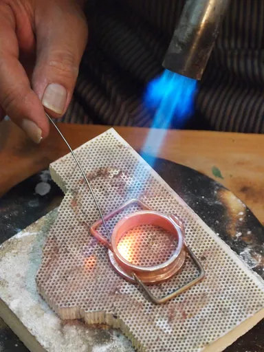 製作風景(バーナー作業)