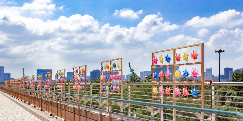 【アクアシティお台場 イベント情報】
レインボーブリッジを眺める絶景のお台場からコロナ禍の日本を応援！
「アクアシティのシーサイドかざぐるま」