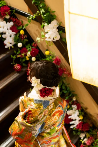 生花で飾られた階段でのショット2
