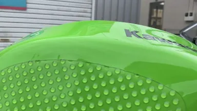 傷やへこみの歪みを目視