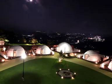 グランピング施設と夜景