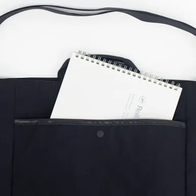 BOXトート　裏には便利なデザインポケット