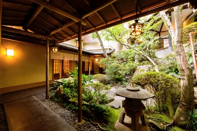 坂の上 中庭(昼)