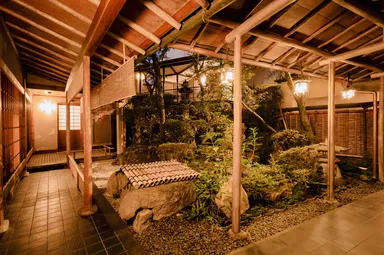 坂の上 中庭(夜)