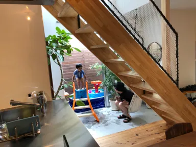 ハンモックでプール監視員