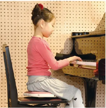 グラピタットに座ってピアノのレッスン