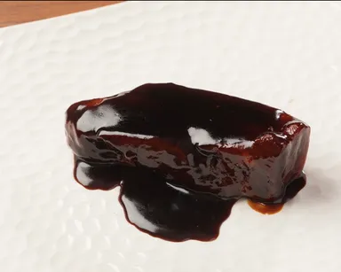 人気メニューの　黒酢酢豚