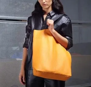 丈夫な織のストラップで肩にかけても快適