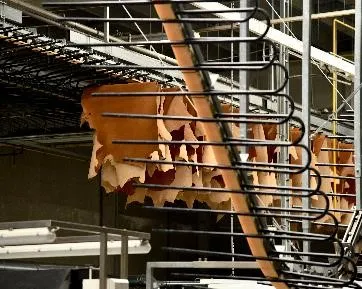 世界中のブランドやメゾンに使用する膨大な数のレザーを生み出している