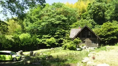 建物同士はとても離れています
