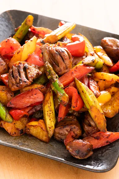 砂肝、パプリカ、アスパラガスの豆板醤バター炒め