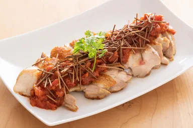 トマトソースチキンソテーの揚げそばがけ