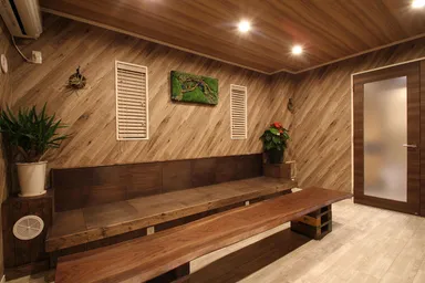 リビングのベンチもDIY。ここにクッションを設置予定です。