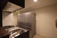 キッチンには大型の冷蔵庫を3台用意