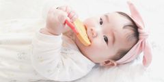 愛しい我が子へはじめてのプレゼント　写真映えする歯がため「はじめてのメダル」9月下旬に新発売