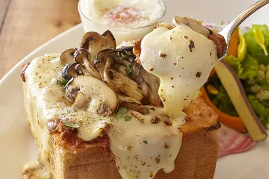 チェダーチーズ、パルメザンなど数種類のチーズがとろける極上 鎌倉パングラタン