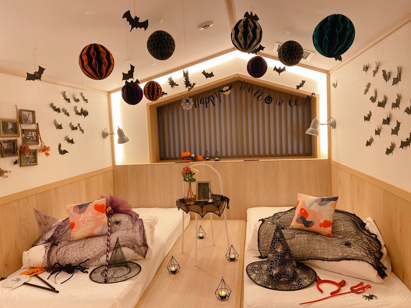 リバービュー確約・１日１室限定ハロウィンだけのお部屋が今年も登場！
「秘密の魔女の女子会」
おばけたちのおちゃめなイタズラと一緒にパーティーを楽しもう！