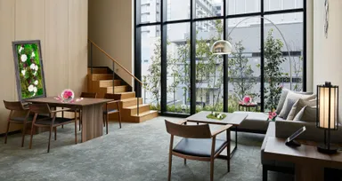 バラとグリーンを取り入れた客室