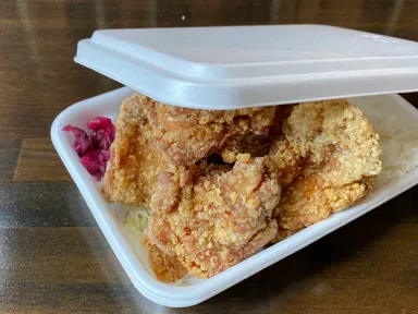 フタが閉まらないからあげ弁当