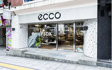 JR原宿駅徒歩3分の「表参道店」にフルコレクションが