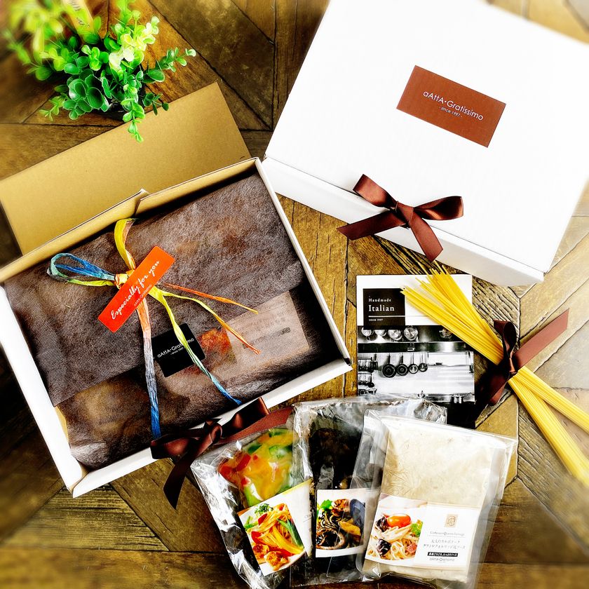 “お家でホテルクオリティ” 
ホテルのシェフが厨房で作ったパスタソース店aAttA Gratissimo（アッタ・グラテシモ）のお届けスタイルにリボン付のギフトパッケージが登場！