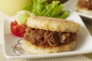 お肉の旨味たっぷりの「神戸牛ライスバーガー」が9月に入り注文急増！1ヶ月で500セットを販売