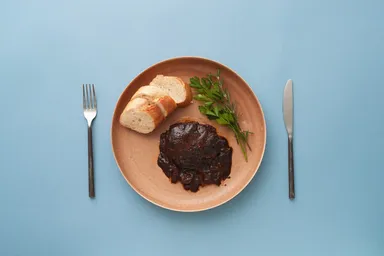 鹿と森のキノコの赤ワイン煮込みハンバーグ by 室田拓人(1)