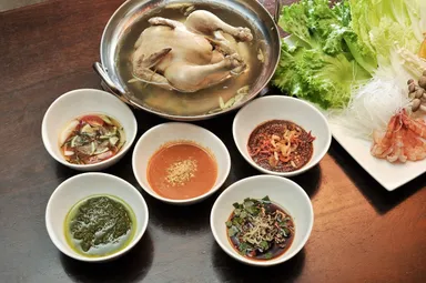 〈グラマラス〉アジアン丸鶏ハーブ鍋