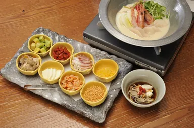 〈銀座一の屋〉豆乳うにスープの海鮮鍋