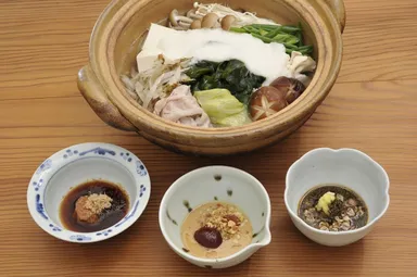 家庭でつくる「豚バラときのこの山芋おろし鍋」