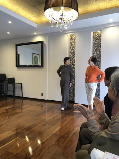 第二回医療ダンスパーティーにて互いに決めポーズが決まって笑顔の参加者