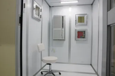 冷暖エアコン(画面奥左)