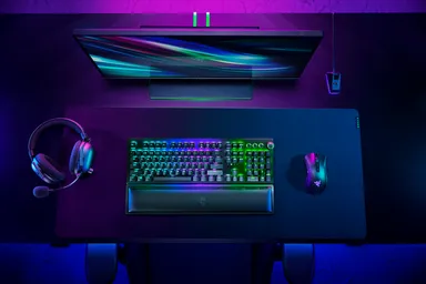 左から：Razer BlackShark V2 Pro、Razer BlackWidow V3 Pro、Razer DeathAdder V2 Pro
