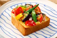 カラフル野菜の味噌マヨネーズトースト