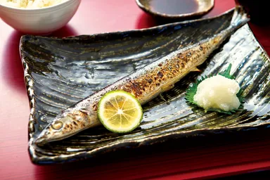 骨まで食べられる秋刀魚定食