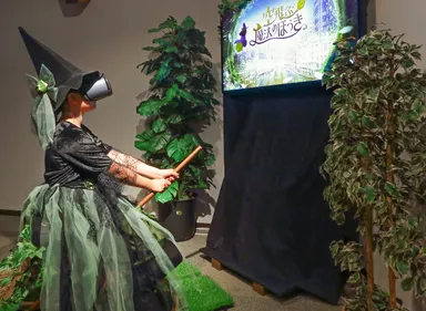 ほうきに乗って世界中を空中遊泳