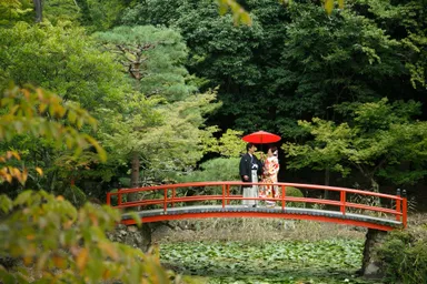 神社境内で写真撮影