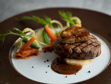 伝統メニューのひとつ「牛フィレ肉のグリエ ロッシーニ風」