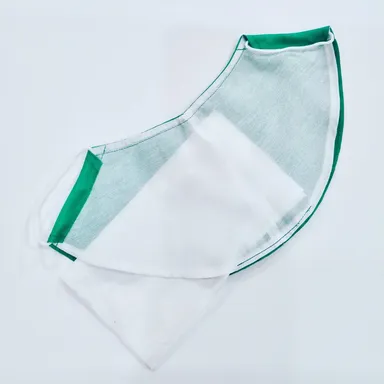 ポケットにティッシュを入れる