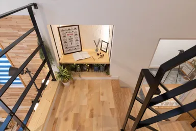 階段の途中にはちょっとした飾り棚