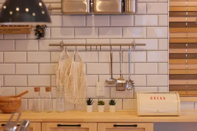 キッチンには見せる収納スペースも