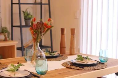 外からの光が心地よく差し込むダイニング