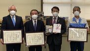 贈呈式の写真：左から細田社長、若林社長、平井知事、林社長