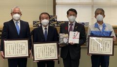 贈呈式の写真：左から細田社長、若林社長、平井知事、林社長