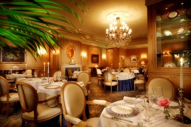 フランス料理「アジュール」内観