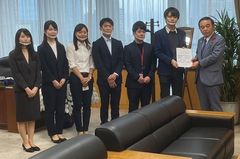 ジュニア・アカデメイアの大賞受賞大学生、坂本 哲志地方創生担当大臣を訪問　サバティカル制度の活用による一石三鳥の地域活性化提言を手交